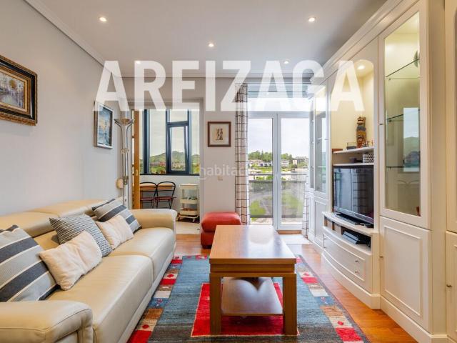 Piso en venta en Donostia San Sebastián, Ibaeta. Piso en Lugaritz con derecho de superficie, octavo con luz, garaje y trastero. Pisos Donostia San.
