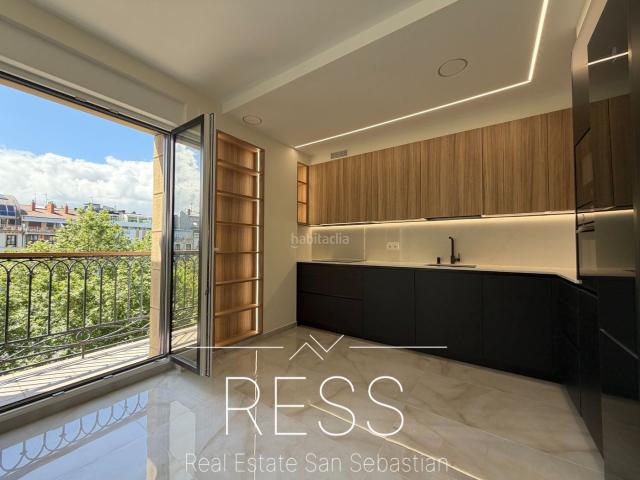 Piso en venta en Donostia San Sebastián, Parte Vieja. Exclusiva vivienda reformada en el Boulevard de San Sebastián con vistas a La Concha. Pisos Donostia San.