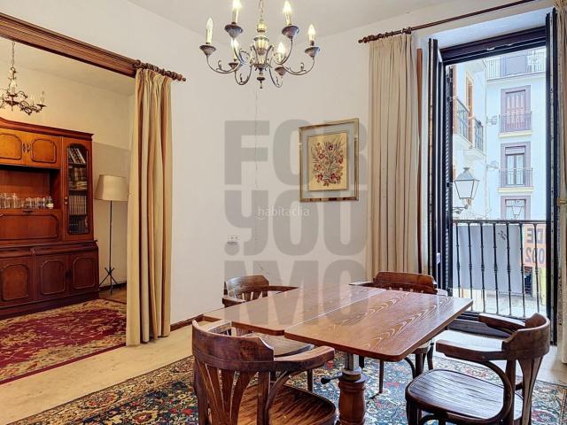 Piso en venta en Donostia San Sebastián, Parte Vieja. Piso en la Parte Vieja de San Sebastián. Hay lugares donde la historia no se visita. Se vive. Pisos Donostia San.