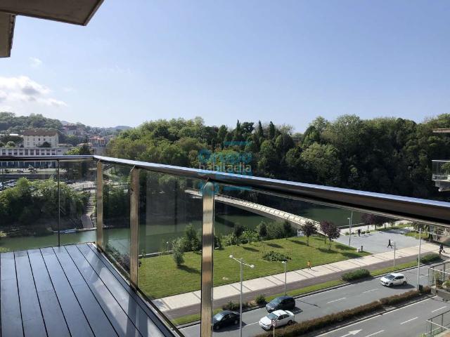 Piso en venta en Donostia San Sebastián, Riberas. Vivienda alquilada contrato hasta mayo 2029, con terraza muy amplia, preciosas vistas, con garaje y 2 trasteros. Pisos Donostia San.