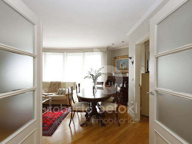 Piso en venta en Donostia San Sebastián, Riberas. Donde la luz entra despacio y la ciudad se vive de otra manera. Pisos Donostia San.