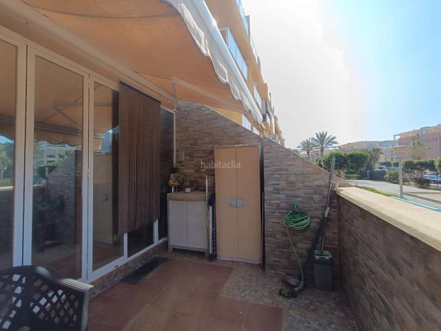 Piso en venta en Ejido El, Almerimar. Bajo de 3 dormitorios con terraza cerrada en Residencial Laguna Beach. Pisos Ejido.