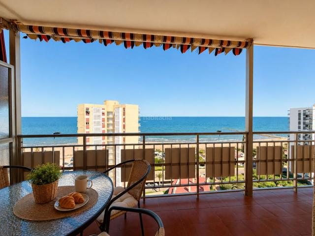 Piso en venta en El Puig de Santa Maria, Playa del Puig. Apartamento con vistas a la playa en urbanización con piscinas y zonas deportivasVive cada día con el mar como protagonista. Esta. Pisos El.