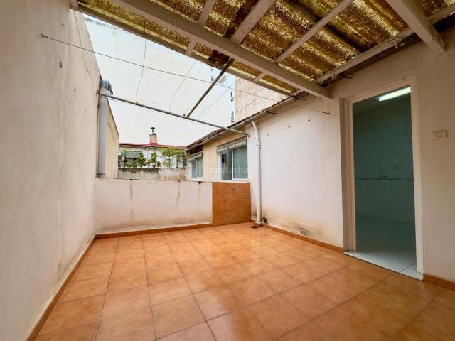 Piso en venta en Elche Elx, Carrús Este. Piso con terraza y sin vecinos arriba ideal inversión en Plaza Barcelona Elche. Pisos Elche.