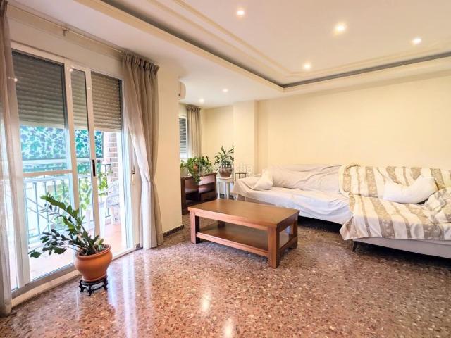 Piso en venta en Elche Elx, Carrús Oeste. AMPLIO PISO EN ZONA CHIMENEAS CON BALCÓN, ASCENSOR Y PLAZA DE GARAJE!. Pisos Elche.