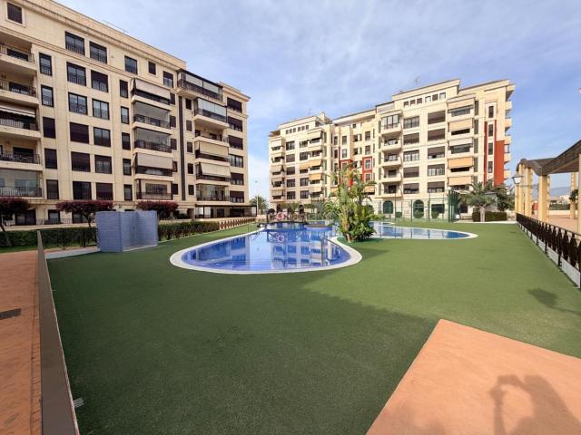 Piso en venta en Elche Elx, El Raval Portes Encarnades. MODERNA VIVIENDA EN VENTA DE CUATRO DORMITORIOS EN URBANIZACIÓN DE LUJO CON PISCINA Y GIMNASIO. Pisos Elche.