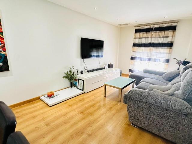 Piso en venta en Elche Elx, La Foia Daimés Asprella. Se vende amplio piso VPO en la última planta en La Hoya Elche. Pisos Elche.