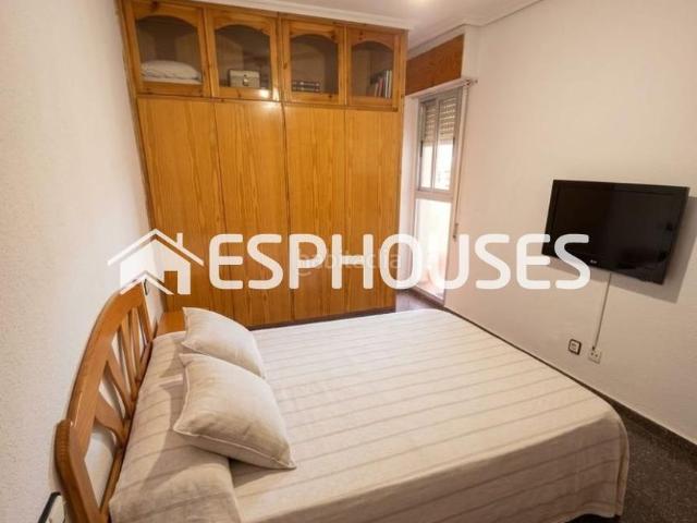 Piso en venta en Elche Elx, Pont Nou Corazón de Jesús. Bienvenido a tu nuevo reino en la Avenida Libertad, Elche!Espacio de sobra para ti, para tus trastos y hasta para el amigo despist. Pisos.