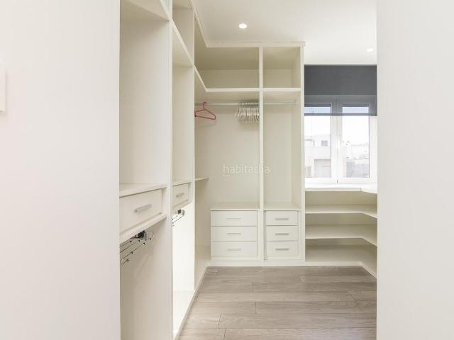 Piso en venta en Elche Elx, Pont Nou Corazón de Jesús. Vivienda de tres habitaciones, dos baños, vestidor, terraza en reina victoria luminosa. Pisos Elche.