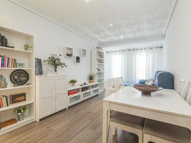 Piso en venta en Elche Elx, San Crispín. 4º planta real sin ascensor reformada con 4 habitaciones y 2 baños. Pisos Elche.