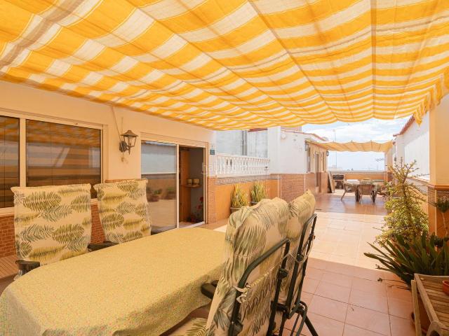 Piso en venta en Elche Elx, San Crispín. Te ofrecemos el mejor ático de la zona para disfrutar todo el año de una terraza en planta de 120 metros!. Pisos Elche.