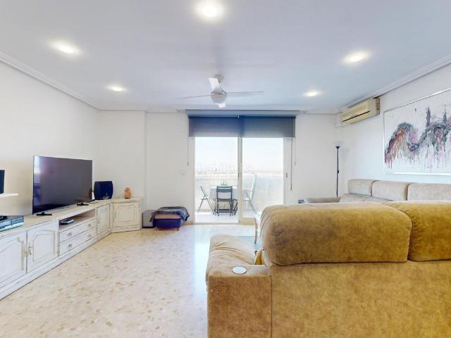 Piso en venta en Elche Elx, Sector V. Amplia vivienda totalmente exterior en Avenida Llauradors Elche. Pisos Elche.