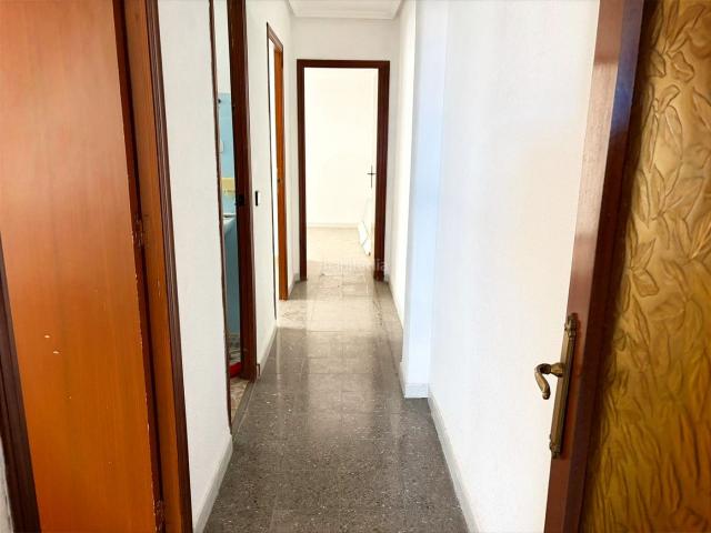 Piso en venta en Elche Elx, Sector V. Piso Exterior con Balcón y Gran Potencial de Reforma en Sector V El Canal. Pisos Elche.