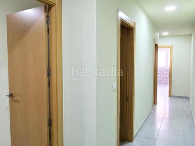 Piso en venta en Elda, Centro. SE VENDE PISO SEMINUEVO CON PLAZA DE GARAJE CERRADA EN ELDA. ZONA POLICIA NACIONAL MARINA ESPAÑOLA. Pisos.