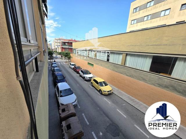 Piso en venta en Elda, Plaza de Toros Avenida Chapí Trinquete. Se vende Primera planta zona estación de autobuses Elda con 3 habitaciones. Pisos.