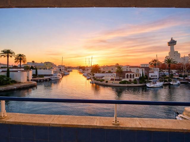 Piso en venta en Empuriabrava. Exclusivo apartamento dúplex. 100m² Empuriabrava
