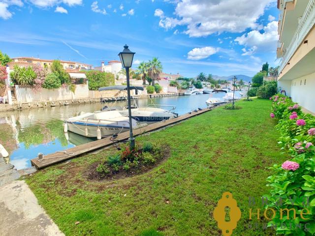 Piso en venta en Empuriabrava, Francolí Freser Noguera Costa Brava. Apartamento con piscina y licencia turística en venta en Empuriabrava. Pisos.