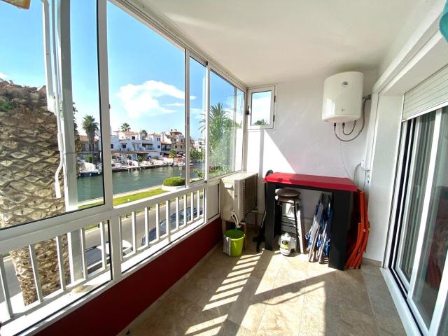 Piso en venta en Empuriabrava, Moxó Sant Mori Costa Brava. Apartamento totalmente reformado con terraza y vistas al canal en Empuriabrava. Pisos.