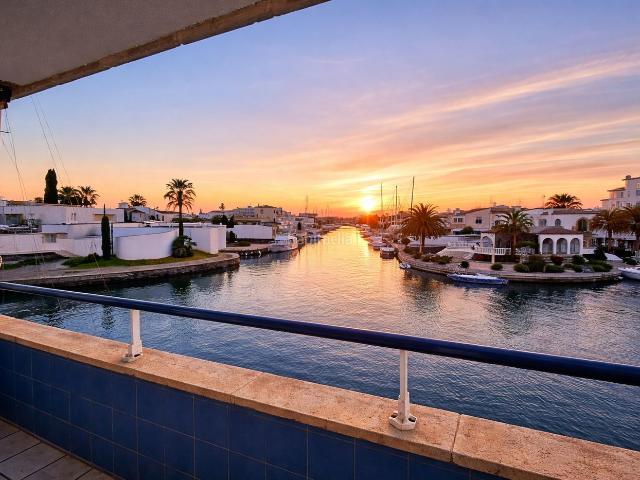 Piso en venta en Empuriabrava, Moxó Sant Mori Costa Brava. Piso en venta en Empuriabrava. Pisos.