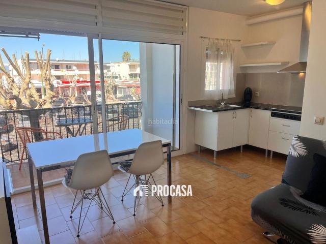 Piso en venta en Empuriabrava, Muga Gran Reserva Badia Costa Brava. Encantador apartamento de 1 dormitorio con terraza en complejo con piscinas y jardines, Empuriabrava. Pisos.