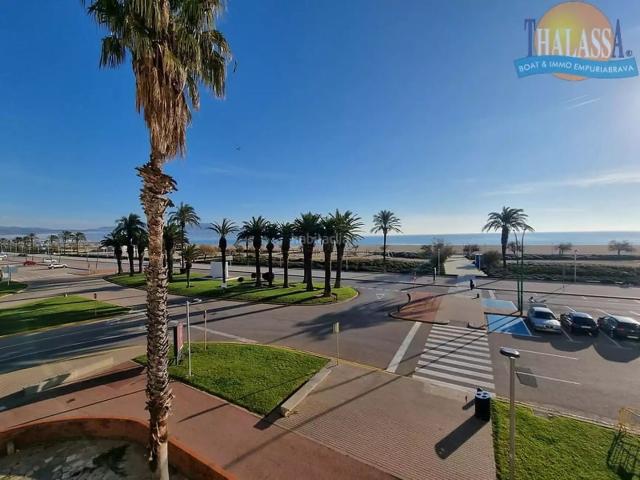 Piso en venta en Empuriabrava, Muga Gran Reserva Badia Costa Brava. Encantador Piso en Primera Línea de Mar en Empuriabrava. Pisos.