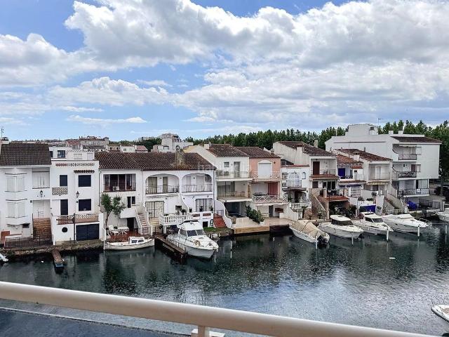 Piso en venta en Empuriabrava, Port Banyuls Port Alegre Port Empordà Costa Brava. Apartamento soleado con vistas al canal en Empuriabrava. Pisos.
