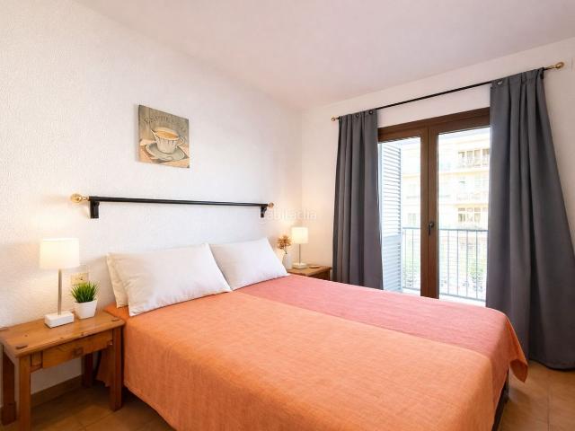 Piso en venta en Empuriabrava, Port Banyuls Port Alegre Port Empordà Costa Brava. Empuriabrava Elegante apartamento reformado con vistas al canal. Pisos.