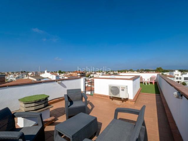 Piso en venta en Empuriabrava, Port Grec Port Moxó Costa Brava. Magnífica vista al puerto del Ático con garaje amplio. Pisos.