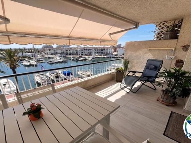 Piso en venta en Empuriabrava, Port Grec Port Moxó Costa Brava. PORT GREC Exclusivo apartamento renovado con vistas panorámicas al mar y al canal. Pisos.