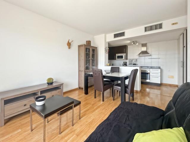 Piso en venta en Empuriabrava, Puigmal Mas Nou Costa Brava. Apartamento de dos dormitorios en un edificio reciente, moderno y bien aislado.Terraza privada y piscina comunitaria en la azotea. Pisos.