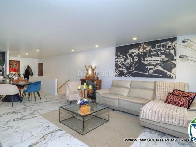Piso en venta en Empuriabrava, Salins Cavall de Mar Costa Brava. Apartamento de lujo con licencia turítica y vistas al canal. Pisos.