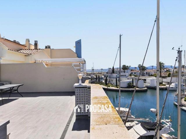 Piso en venta en Empuriabrava, Salins Cavall de Mar Costa Brava. ÁticoDúplex con gran terraza, piscina privada y vistas al canal en canal en Caballito de Mar, Empuriabrava. Pisos.