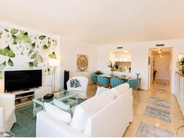 Piso en venta en Empuriabrava, Salins Cavall de Mar Costa Brava. Elegante apartamento totalmente renovado con terraza, vistas al canal y piscina comunitaria. Pisos.