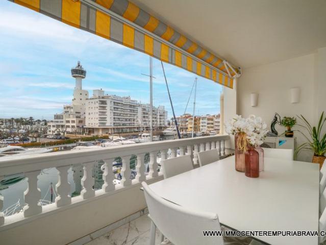 Piso en venta en Empuriabrava, Salins Cavall de Mar Costa Brava. Magnífico apartamento en una zona privilegiada. Pisos.