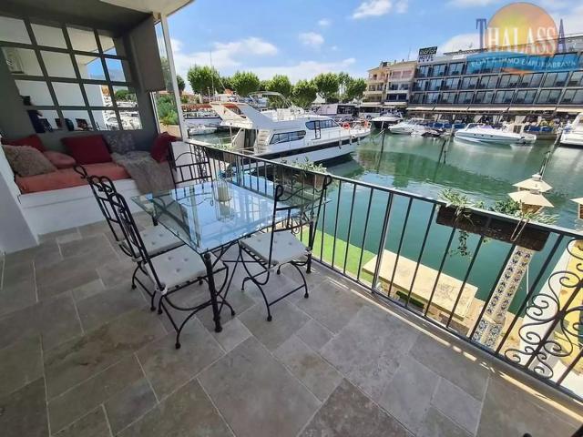 Piso en venta en Empuriabrava, Salins Cavall de Mar Costa Brava. Piso renovado en Salins, Amarre 20x6m y licencia turística. Pisos.
