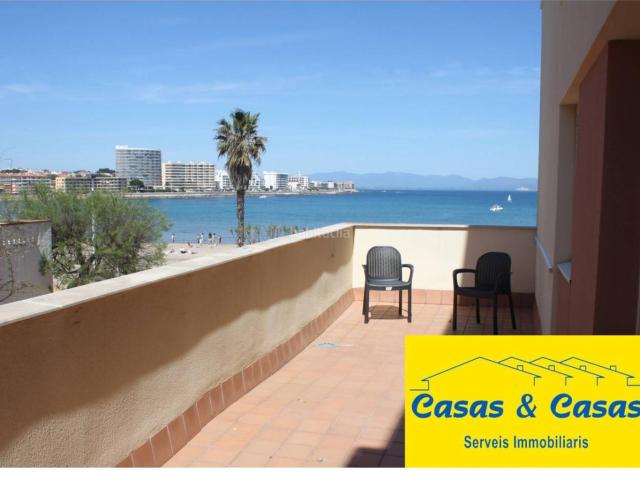 Piso en venta en Escala L´, Riells Costa Brava. Moderno apartamento en la playa de Riells. Pisos Escala.