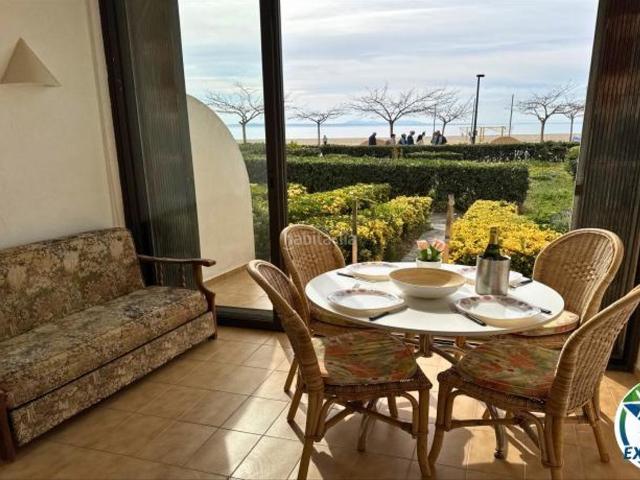 Piso en venta en Estartit, L´Estartit Poble Costa Brava. Bonito apartamento en primera linea de playa con parking. Pisos.