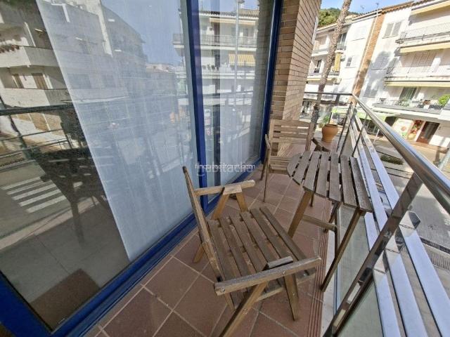 Piso en venta en Estartit, L´Estartit Poble Costa Brava. Piso de 3 habitaciones con 2 trasteros y gran terraza comunitaria con barbacoa en el centro a 300m de la playa. Pisos.