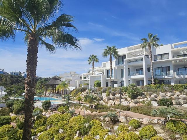 Piso en venta en Estepona, Nueva Atalaya. Ático Dúplex, Atalaya, Costa del Sol. 2 Dormitorios, 2 Baños, Construidos 108 m, Terraza 49 m. Posición Primera línea de Golf, Ce. Pisos.