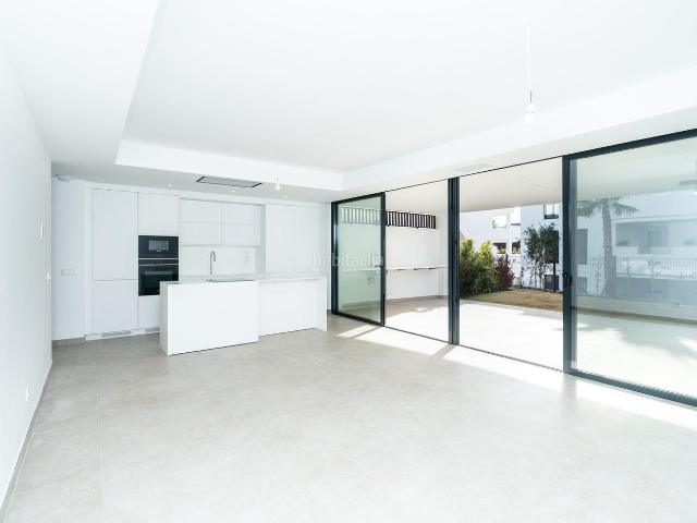 Piso en venta en Estepona, Bel Air. Oportunidad a Estrenar en Bel Air: Apartamento con Gran Terraza y Diseño Contemporáneo. Pisos.