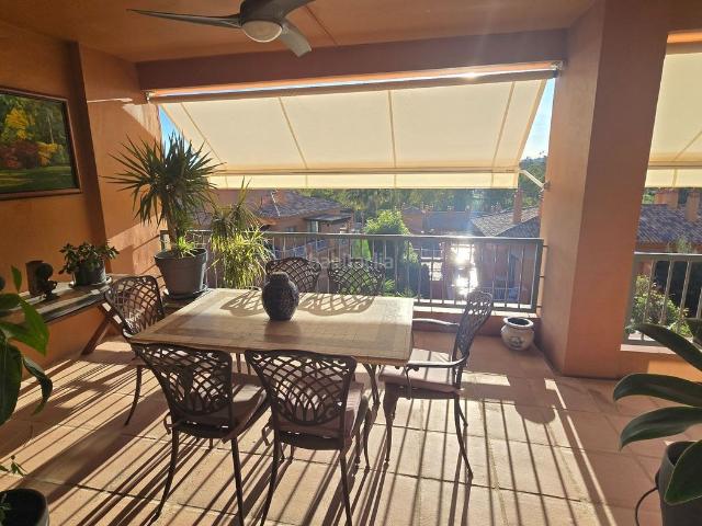 Piso en venta en Estepona, Benatalaya. Estupendo piso luminoso en la prestigiosa urbanización Benatalaya!. Pisos.