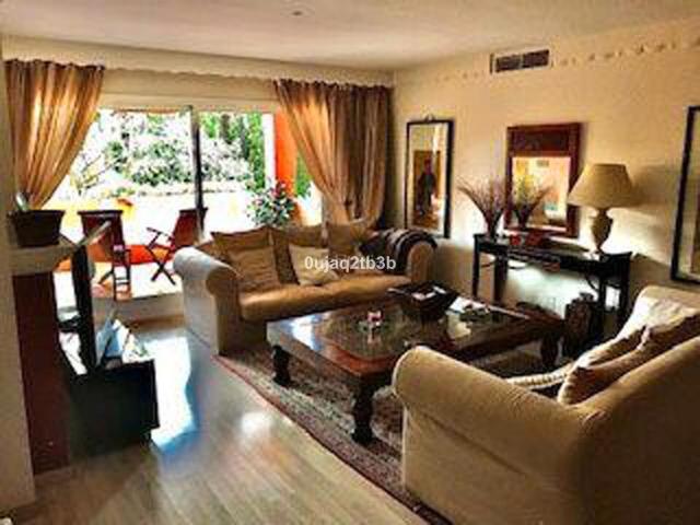 Piso en venta en Estepona, Casasola. Alhambra del Golf: Tu Oasis de Paz y Lujo. Pisos.