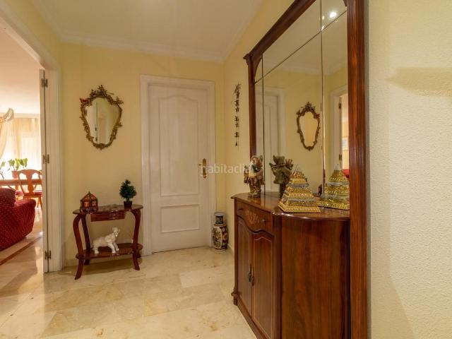 Piso en venta en Estepona, Centro. Apartamento primera línea de playa. Pisos.