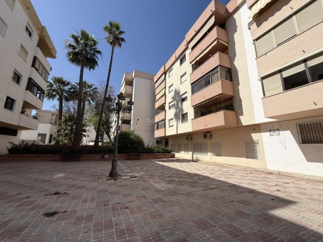 Piso en venta en Estepona, Centro. Piso en venta en Avda. Andalucía, 4 dormitorios. Pisos.