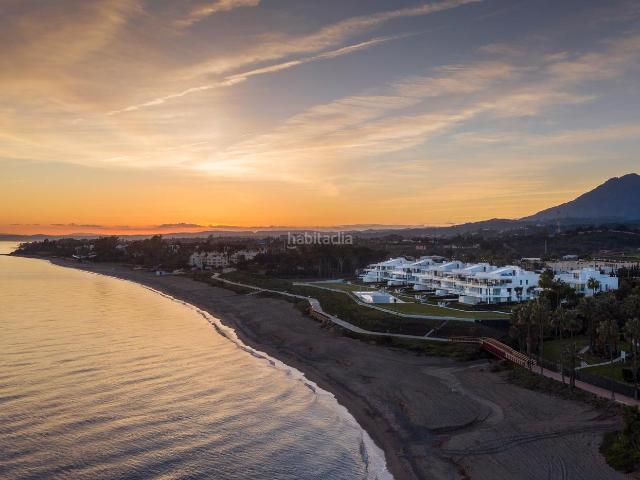 Piso en venta en Estepona, Guadalmansa. ¡Descubre el lujo en la Nueva Milla de Oro, Estepona! Este espectacular apartamento en primera planta, construido en 2019, ofrec. Pisos.