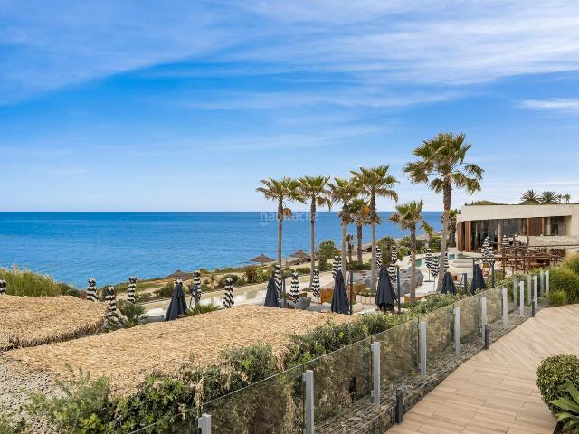 Piso en venta en Estepona, Guadalobón. Exquisito apartamento en primera línea de playa en The Edge, Estepona. Bienvenido a una de las residencias de lujo más exclusiv. Pisos.