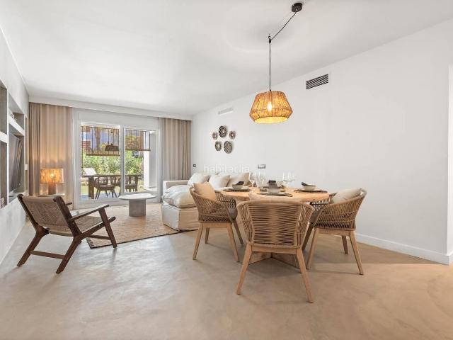 Piso en venta en Estepona, La Concha Resina Golf. Oportunidad Única: Jardín Privado y Licencia Turística en Cortijo del Mar. Pisos.