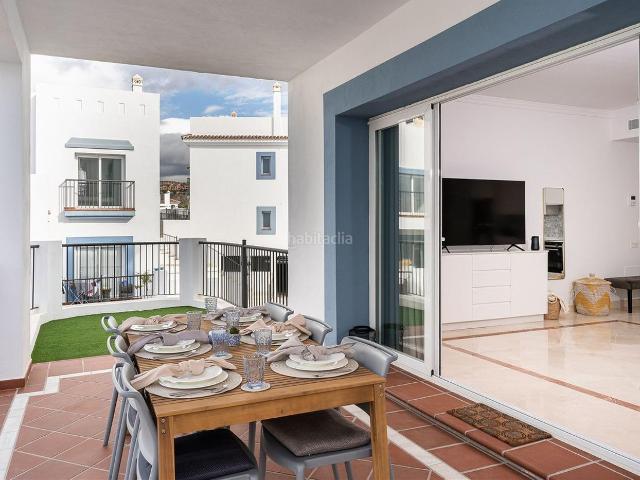Piso en venta en Estepona, Paraiso Barronal. Este es un apartamento de tres dormitorios y dos baños, cuidadosamente presentado, situado en una posición elevada de planta baja. Pisos.