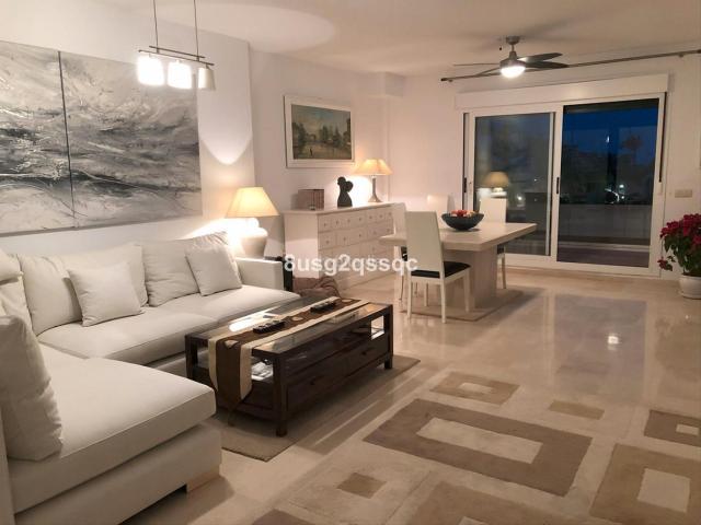 Piso en venta en Estepona, Villacana Costalita Saladillo. Descubra el Lujo Costero y la Exclusividad en Costalita, Estepona. Pisos.