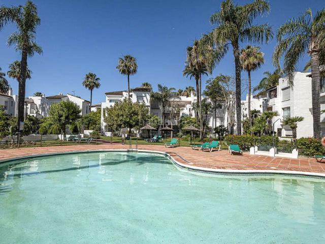 Piso en venta en Estepona, Villacana Costalita Saladillo. Descubra este luminoso y elegante apartamento situado en la prestigiosa urbanización Costalita, una de las zonas más demandadas de. Pisos.